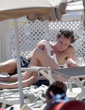 Rainey Qualley en vacances au Eight Hotel Paraggi en Italie