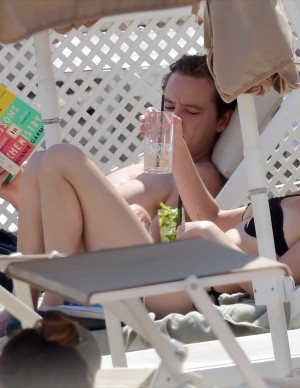 Rainey Qualley en vacances au Eight Hotel Paraggi en Italie