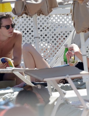 Rainey Qualley en vacances au Eight Hotel Paraggi en Italie
