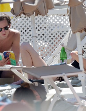 Rainey Qualley en vacances au Eight Hotel Paraggi en Italie