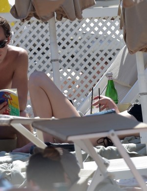 Rainey Qualley en vacances au Eight Hotel Paraggi en Italie