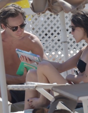 Rainey Qualley en vacances au Eight Hotel Paraggi en Italie