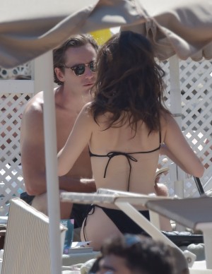 Rainey Qualley en vacances au Eight Hotel Paraggi en Italie