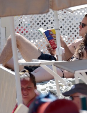 Rainey Qualley en vacances au Eight Hotel Paraggi en Italie
