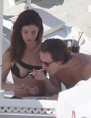 Rainey Qualley en vacances au Eight Hotel Paraggi en Italie