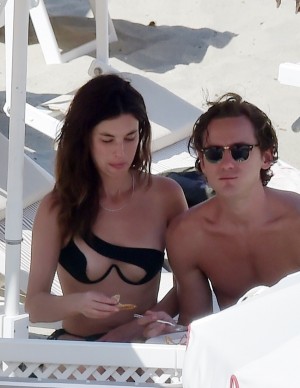 Rainey Qualley en vacances au Eight Hotel Paraggi en Italie