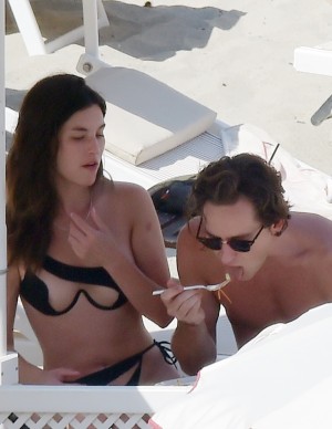 Rainey Qualley en vacances au Eight Hotel Paraggi en Italie