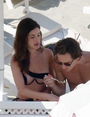 Rainey Qualley en vacances au Eight Hotel Paraggi en Italie