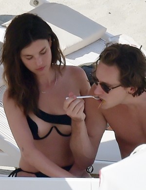 Rainey Qualley en vacances au Eight Hotel Paraggi en Italie