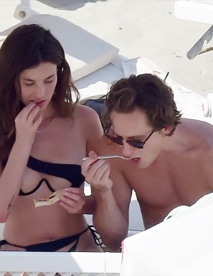 Rainey Qualley en vacances au Eight Hotel Paraggi en Italie