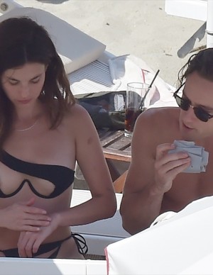 Rainey Qualley en vacances au Eight Hotel Paraggi en Italie