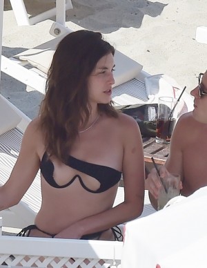 Rainey Qualley en vacances au Eight Hotel Paraggi en Italie