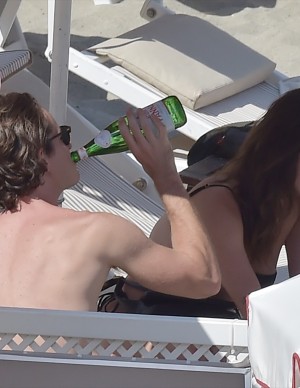 Rainey Qualley en vacances au Eight Hotel Paraggi en Italie