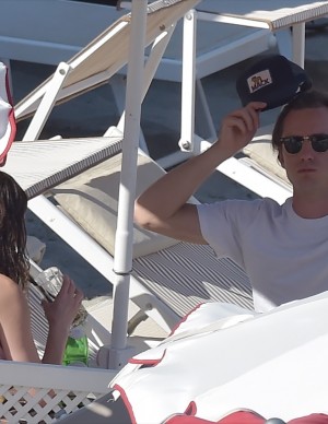 Rainey Qualley en vacances au Eight Hotel Paraggi en Italie