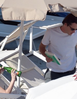 Rainey Qualley en vacances au Eight Hotel Paraggi en Italie