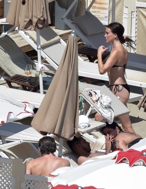 Rainey Qualley en vacances au Eight Hotel Paraggi en Italie