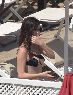Rainey Qualley en vacances au Eight Hotel Paraggi en Italie