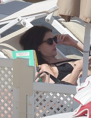 Rainey Qualley en vacances au Eight Hotel Paraggi en Italie