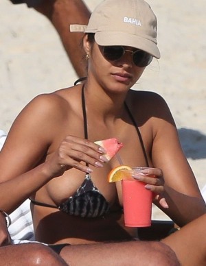 Lais Ribeiro sexy en vacances à Ipanema à Rio de Janeiro