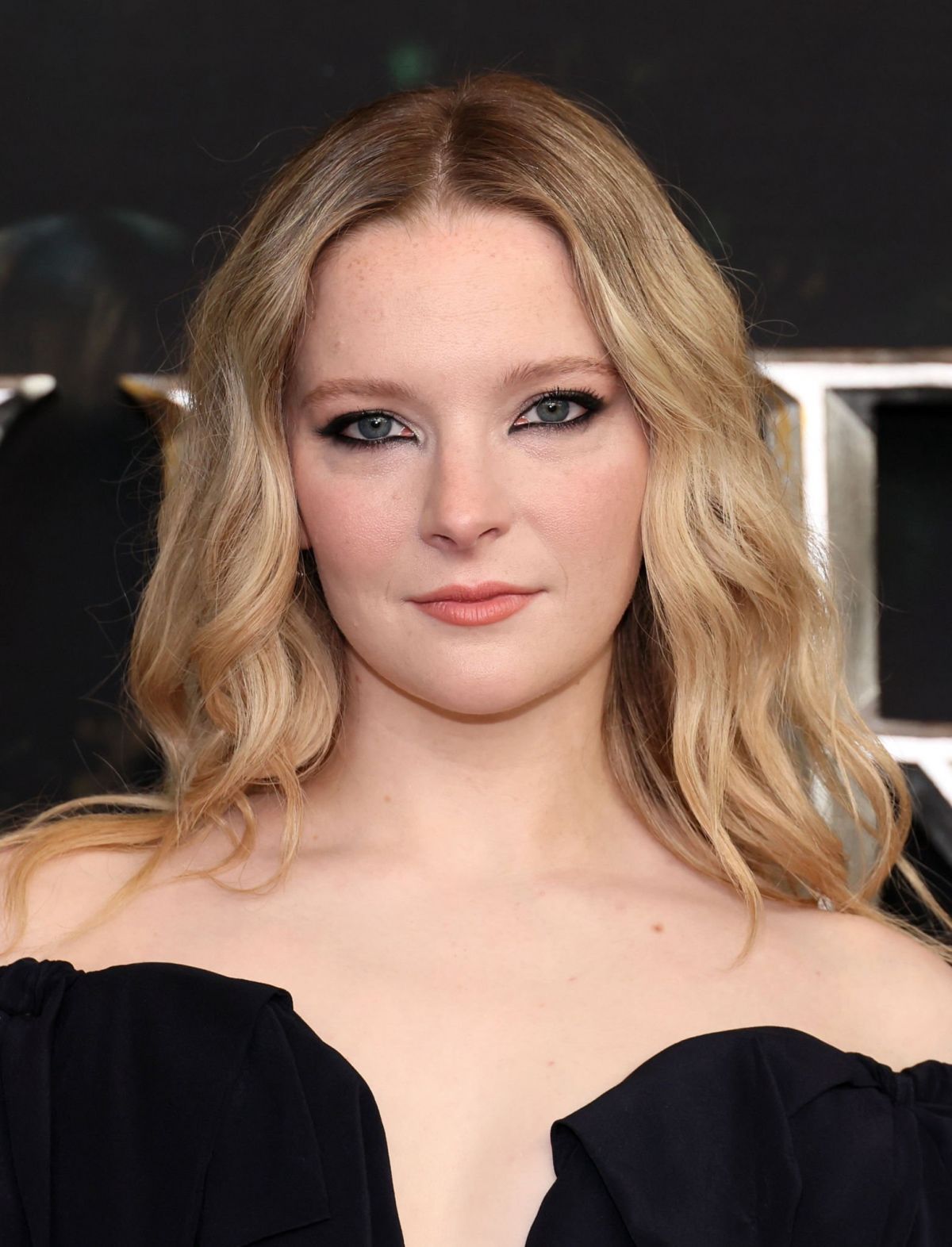 Lord Of The Rings Premiere: Morfydd Clark'S Fashion Triumph - j7ykziu