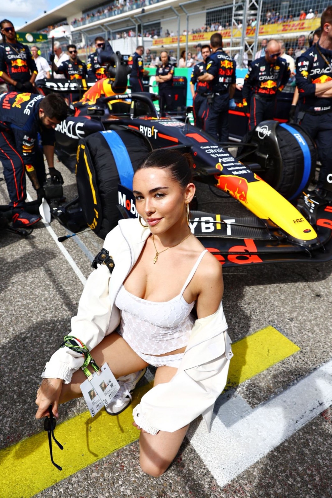 Madison Beer sexy au grand prix Formula 1 United States à Austin