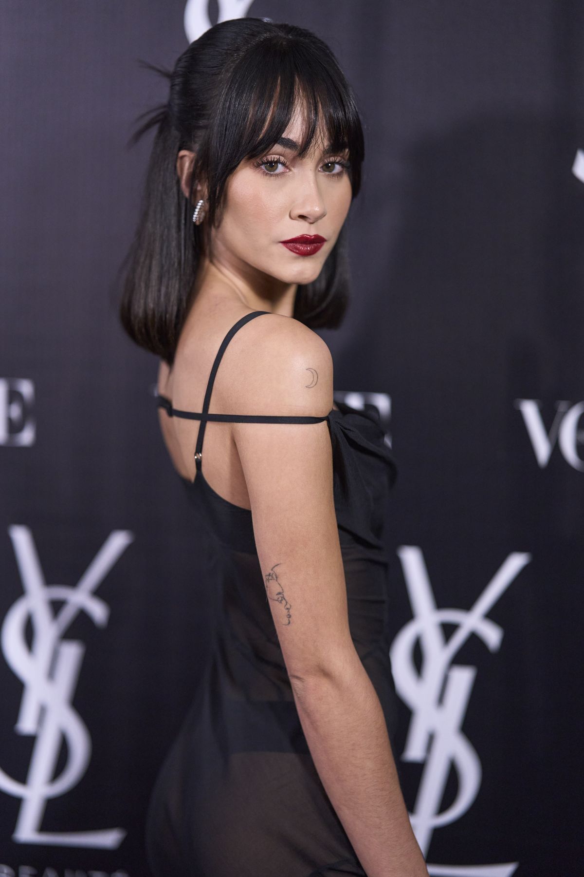 Aitana sexy transparence à la soirée Vogue & Yves Saint Laurent 21