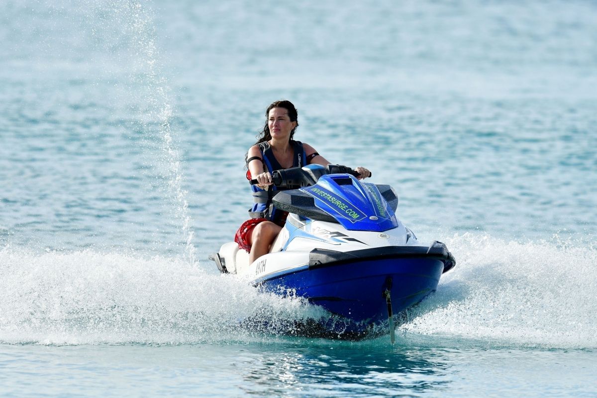 Rhea Durham fait du jet ski sur L'île de la Barbade