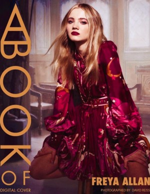 Freya Allan dans A Book Of Magazine
