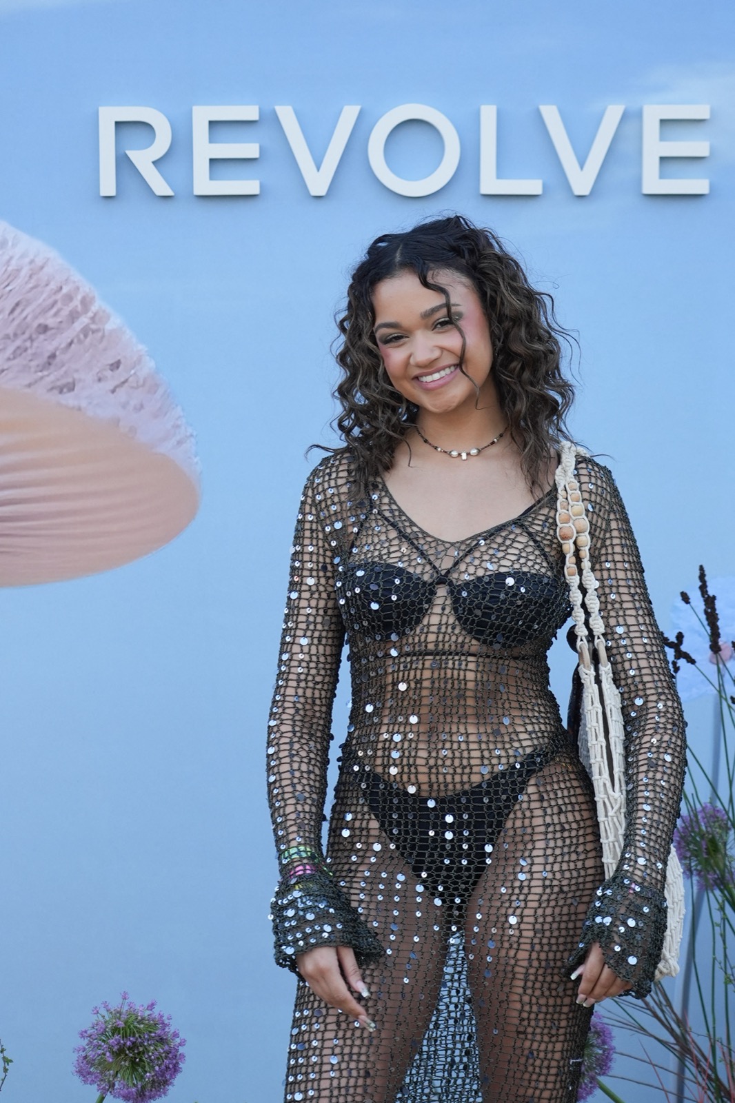 Madison Bailey à la soirée Revolve au Coachella 2023 Music Festival à Indio