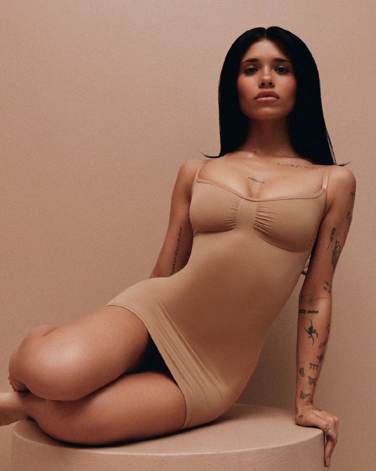 Shooting sexy de Nessa Barrett pour Skims