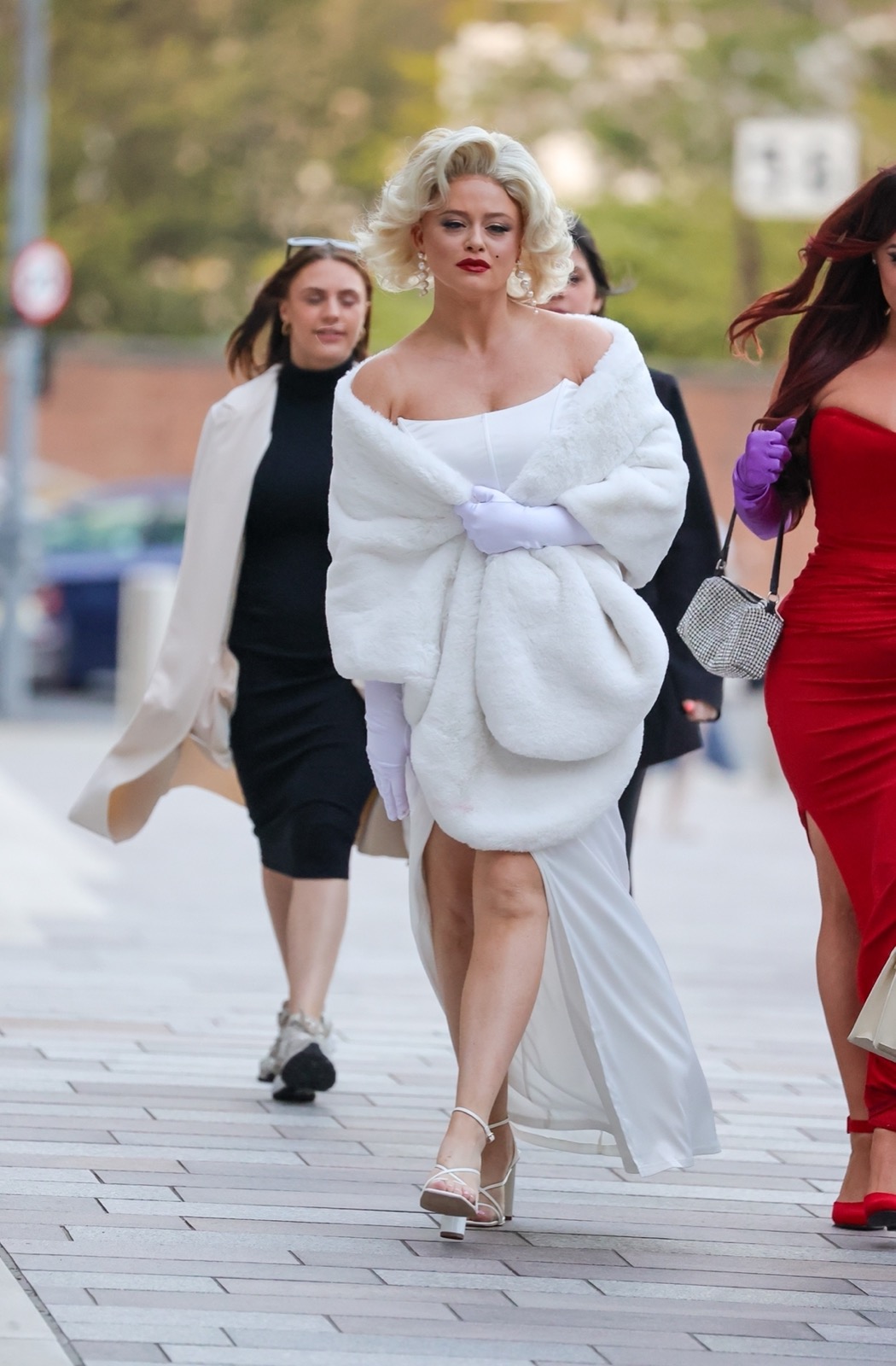Emily Atack en soirée à Londres