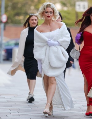 Emily Atack en soirée à Londres