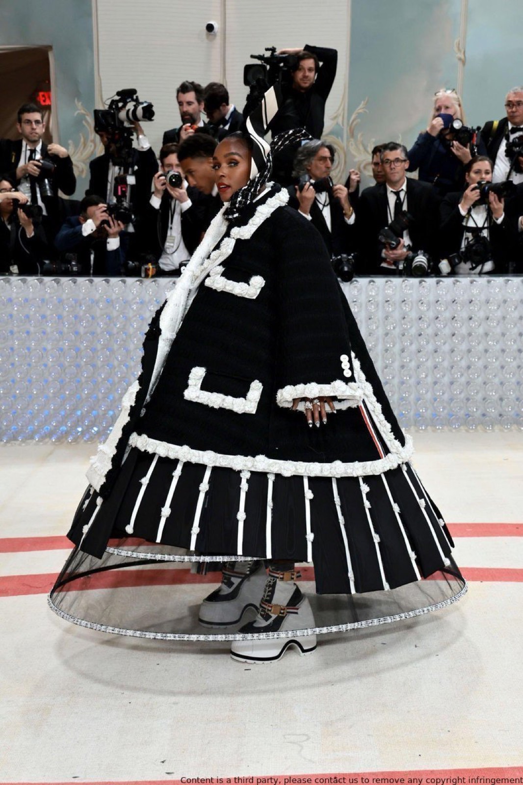 Janelle Monae en tenue extravagante chante au Met Gala 2023 à New York