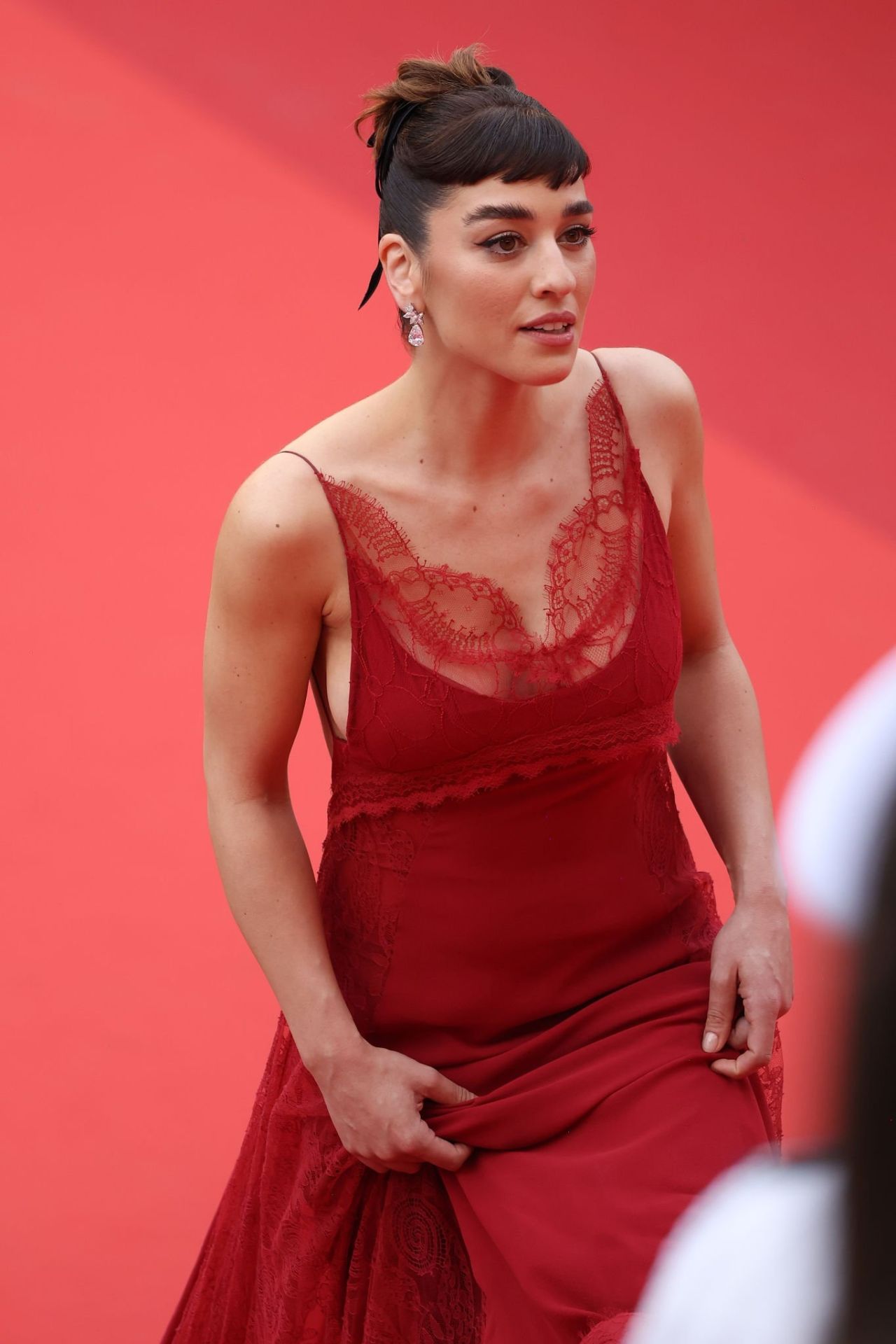 Simona Tabasco foule les marches du 76ème festival de Cannes