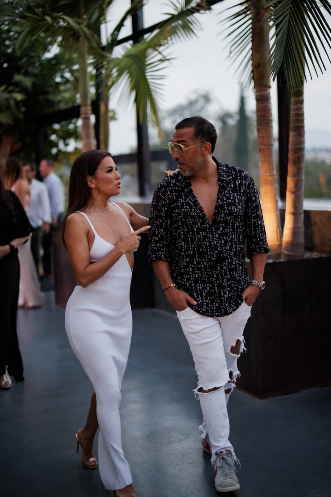 Eva Longoria sexy en robe blanche décolleté au restaurant Mamzel à