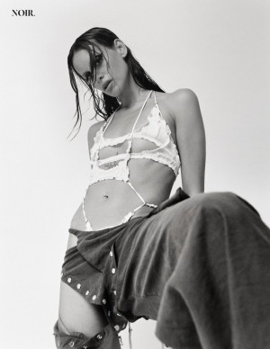 Milena Smit sexy dans Noir Magazine