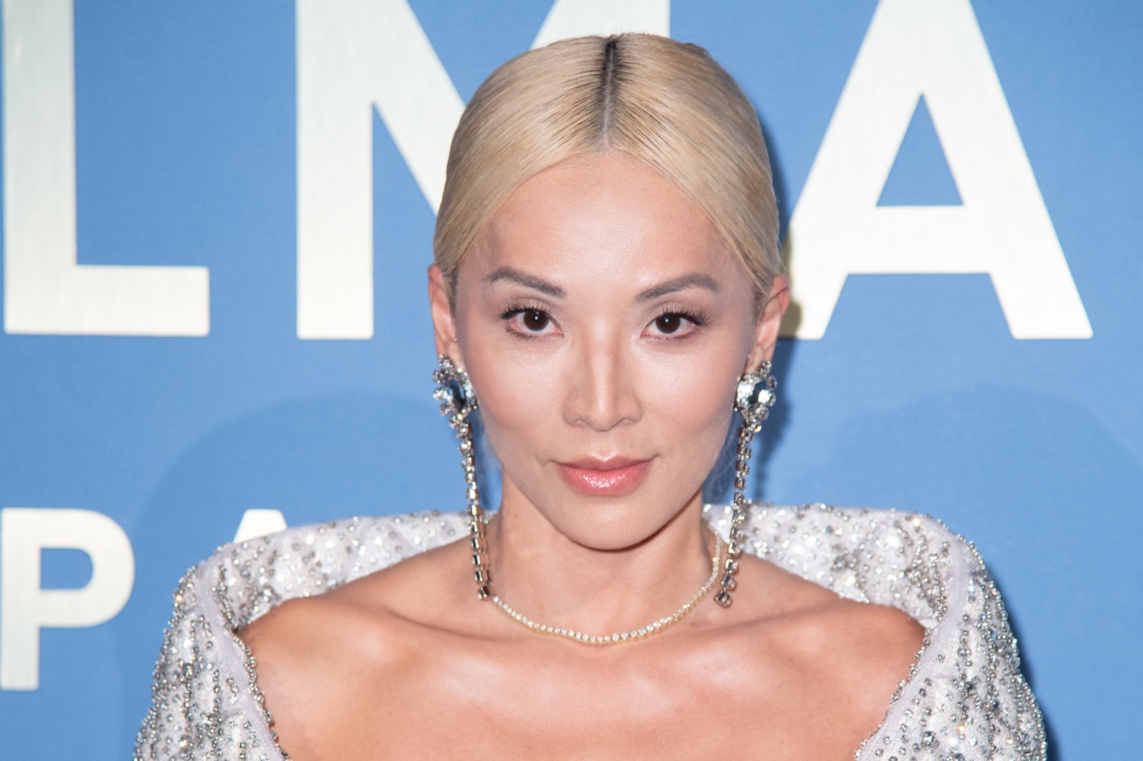 Tina Leung décolleté sexy au défilé Balmain à la Paris Fashion Week