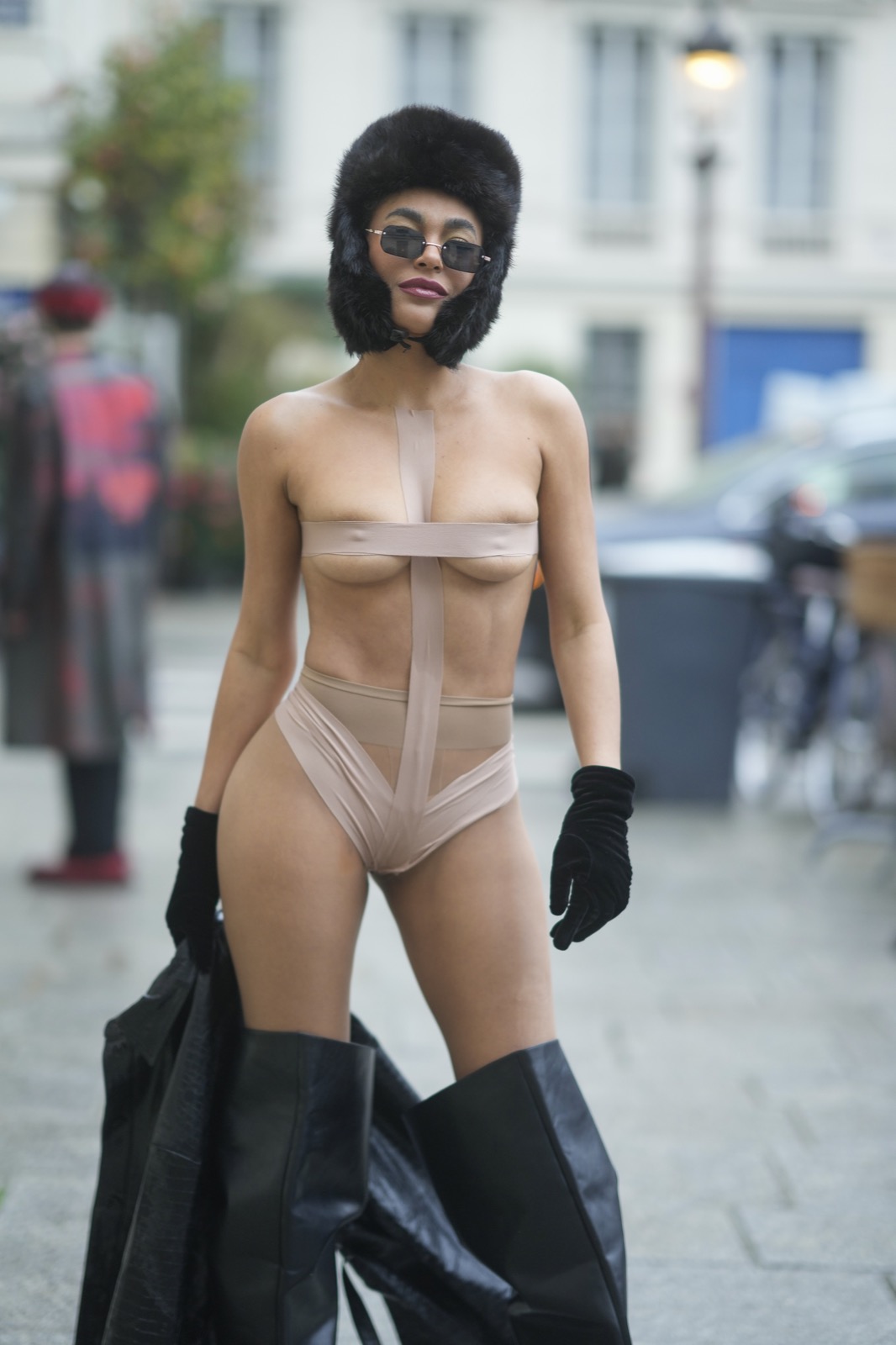 Leila Depina tenue très très courte dans les rues de Paris pour la Paris Fashion Week