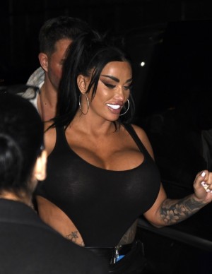 Katie Price bronzée et gros décolleté en soirée à Londres