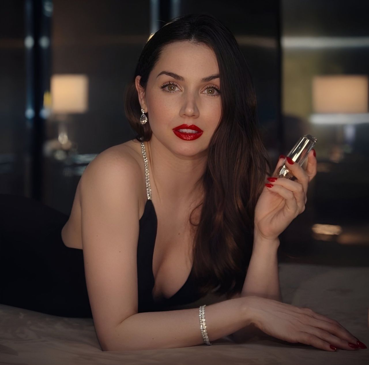 Shooting d'Ana de Armas pour le rouge à lèvres Esteé Lauder