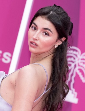 Cassandra Cano sur le tapis rose du CannesSeries Festival à Cannes 