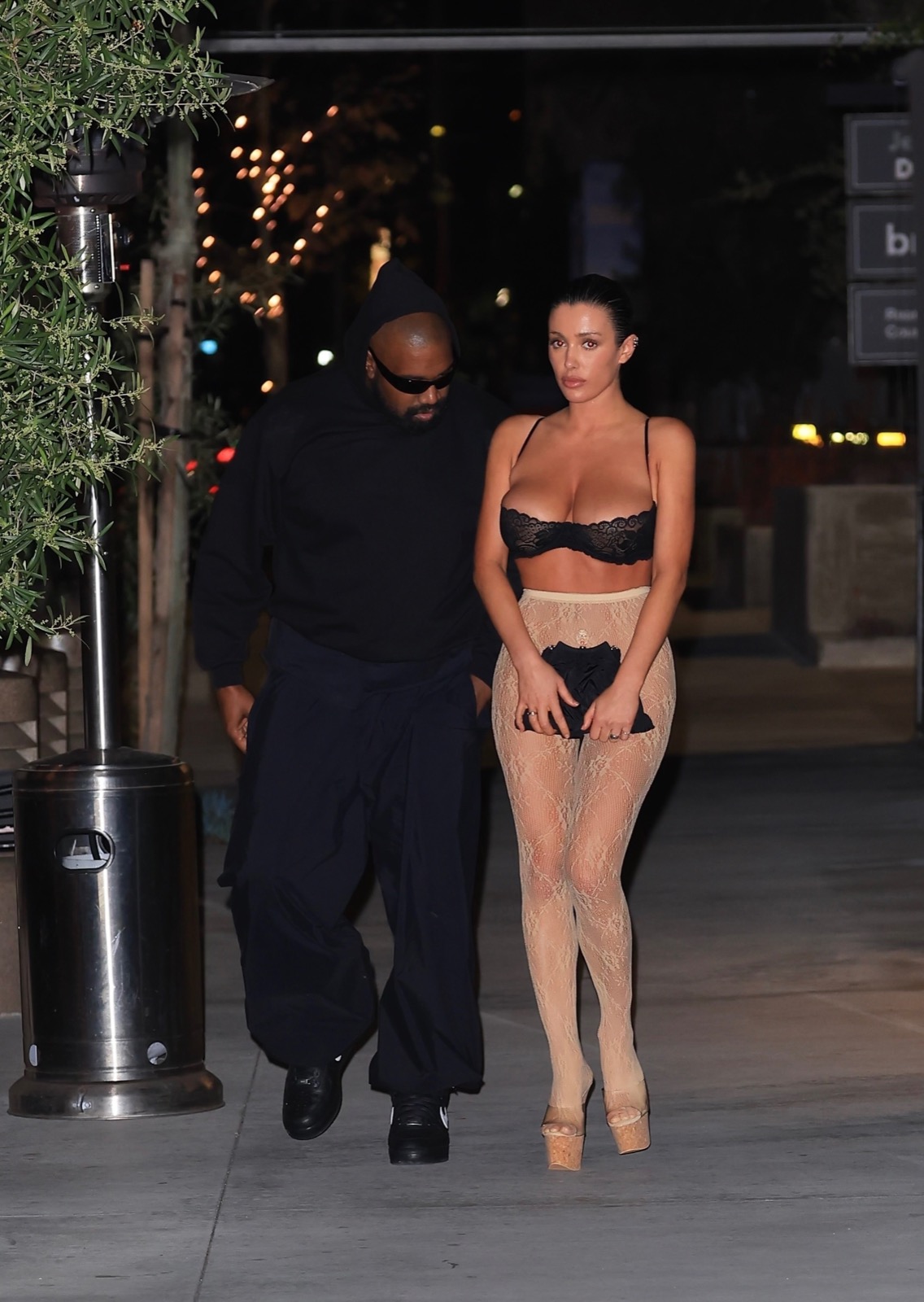 Bianca Censori oublie encore ses vêtements en soirée à Los Angeles