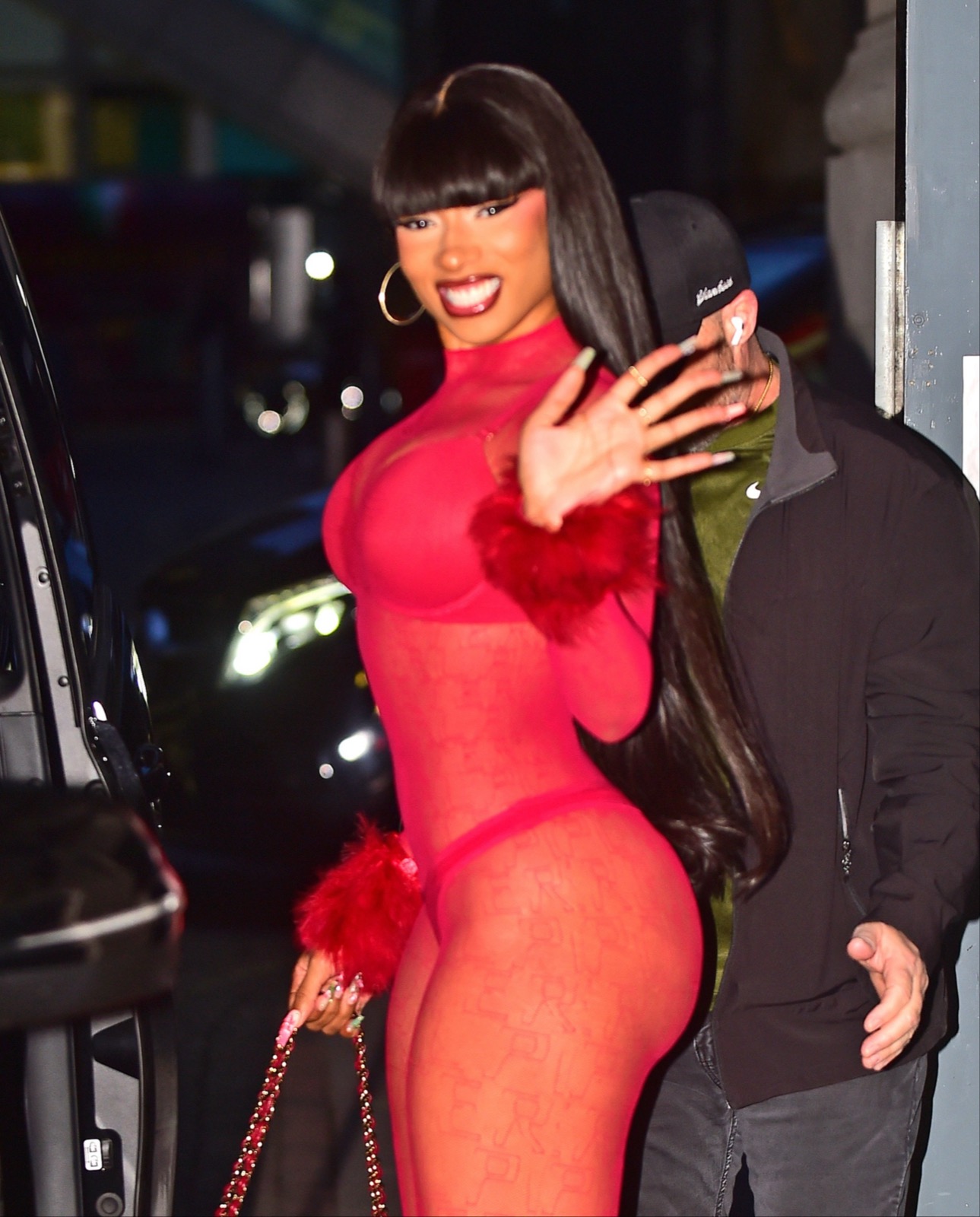 Megan Thee Stallion éblouit Manchester avec une tenue rouge incandescente