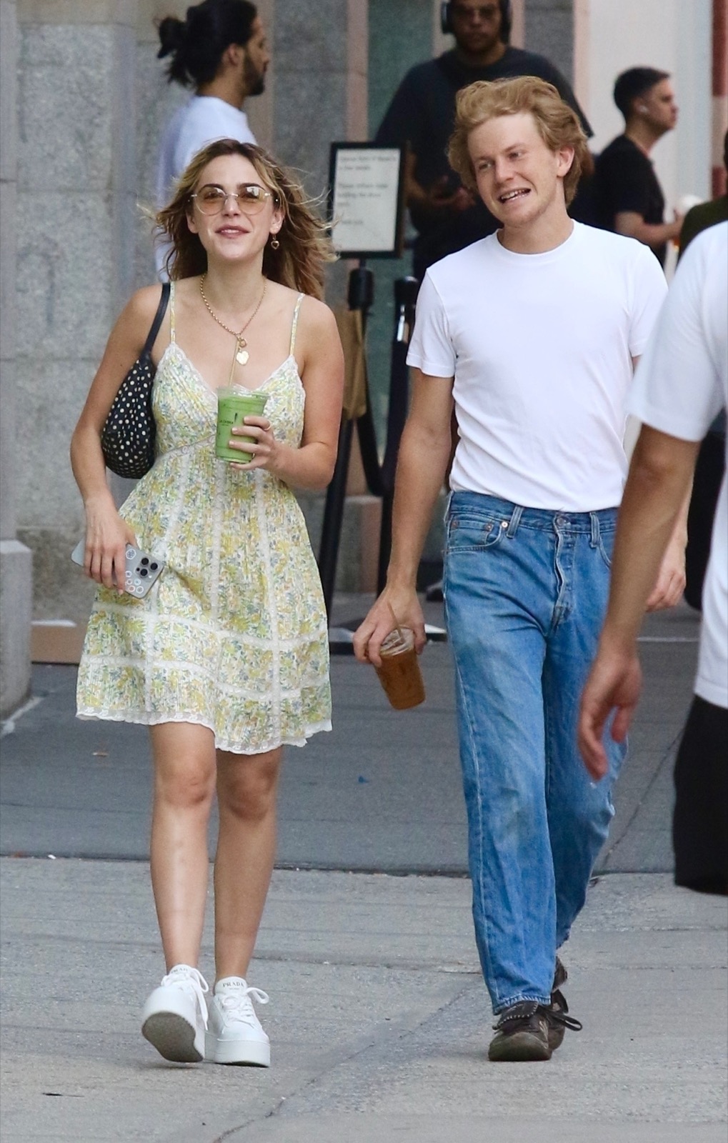 Kiernan Shipka se balade à Manhattan avec style et sérénité