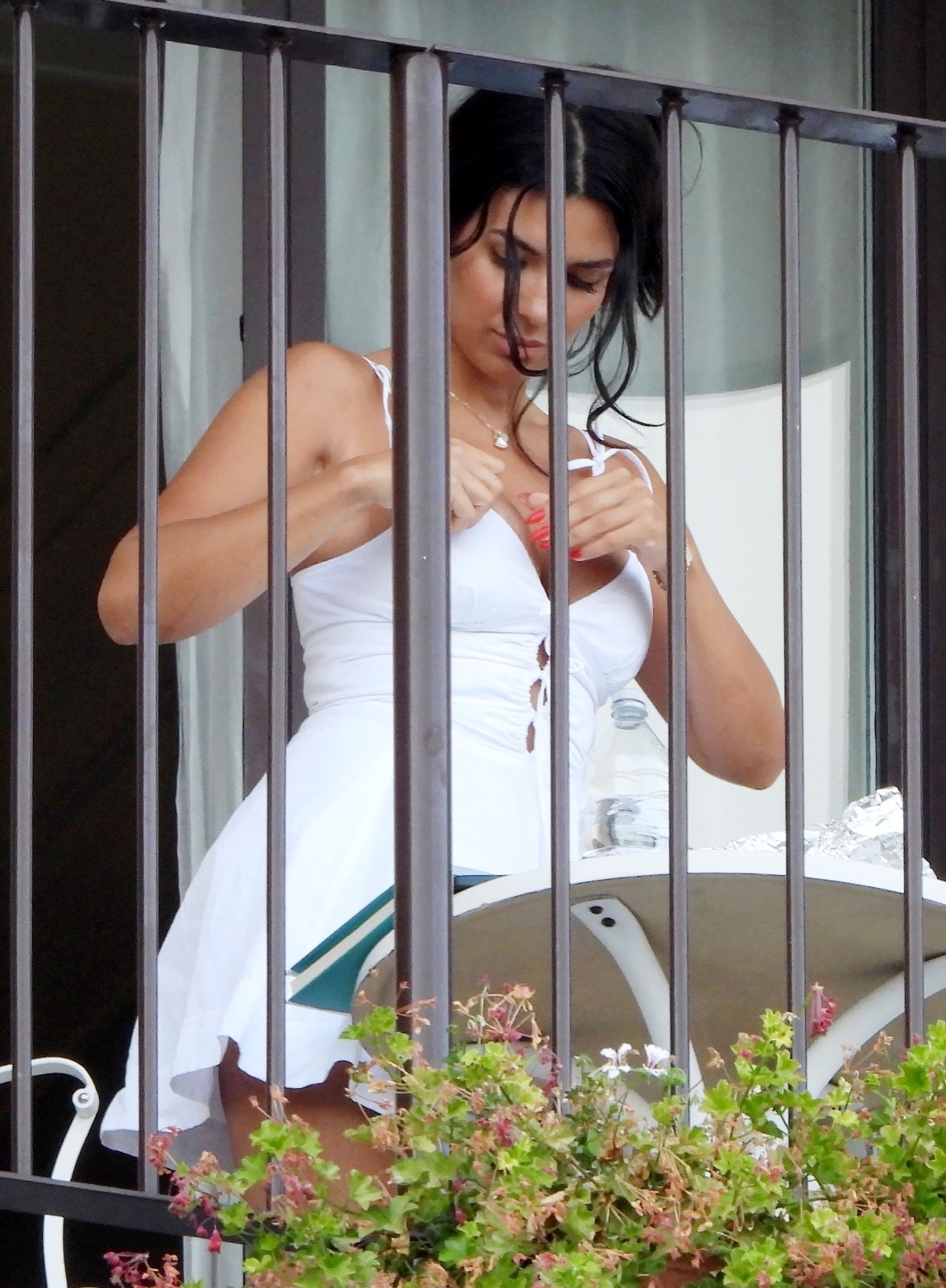 Ekin-Su Culculoglu en vacances : la diva du balcon