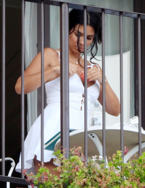 Ekin-Su Culculoglu en vacances : la diva du balcon