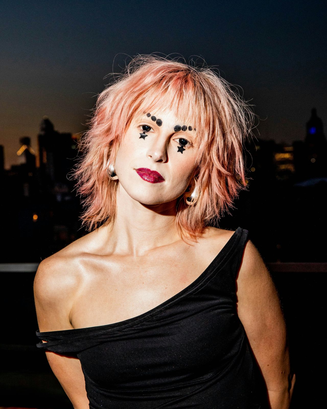 Hayley Williams, rock'n'glam à la soirée NYLON x Paris Hilton
