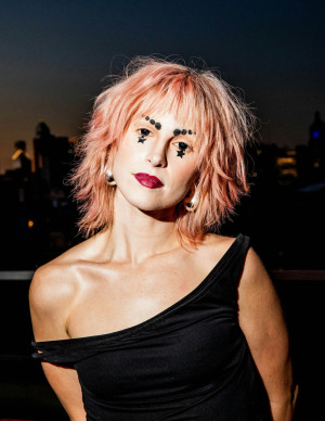 Hayley Williams, rock'n'glam à la soirée NYLON x Paris Hilton