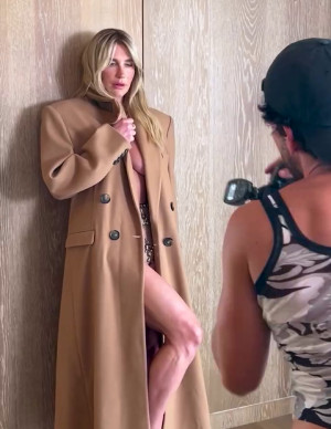 Kesha joue à cache-cache avec un manteau pour ELLE