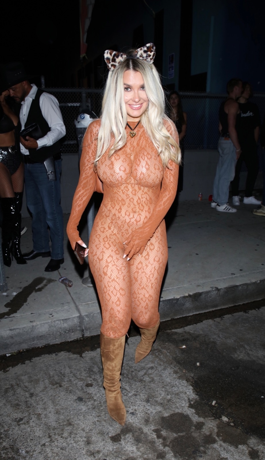 Emily Sears sexy transparence en soirée Halloween